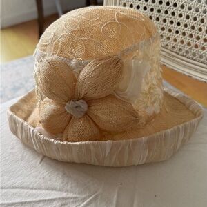 Grevi Cream Textured Hat